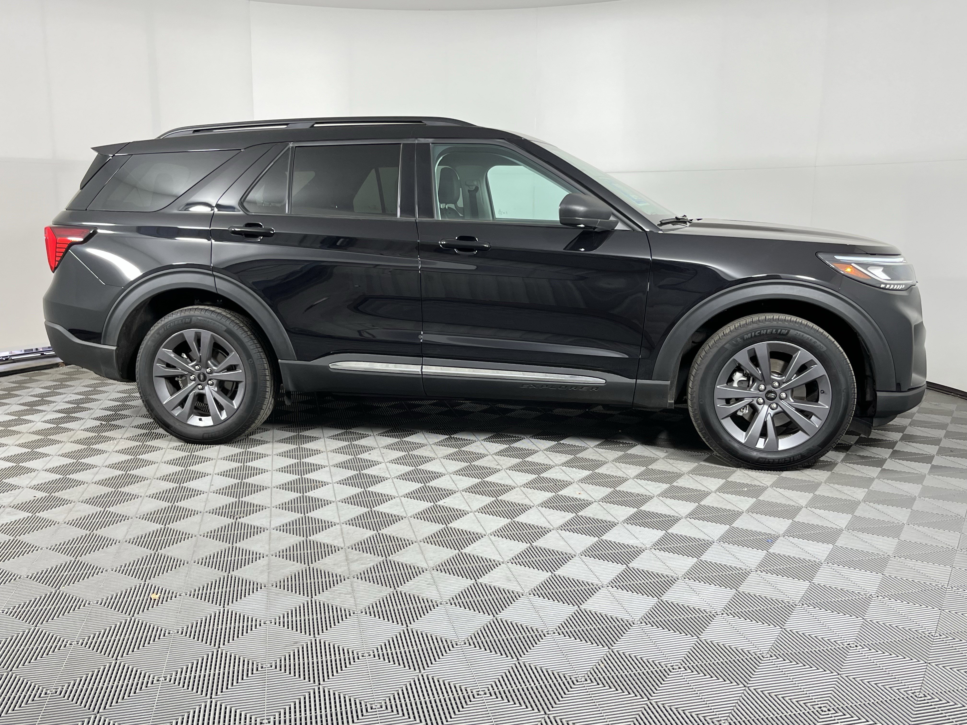Used 2025 Ford Explorer Active w/ Active Comfort Package image 7