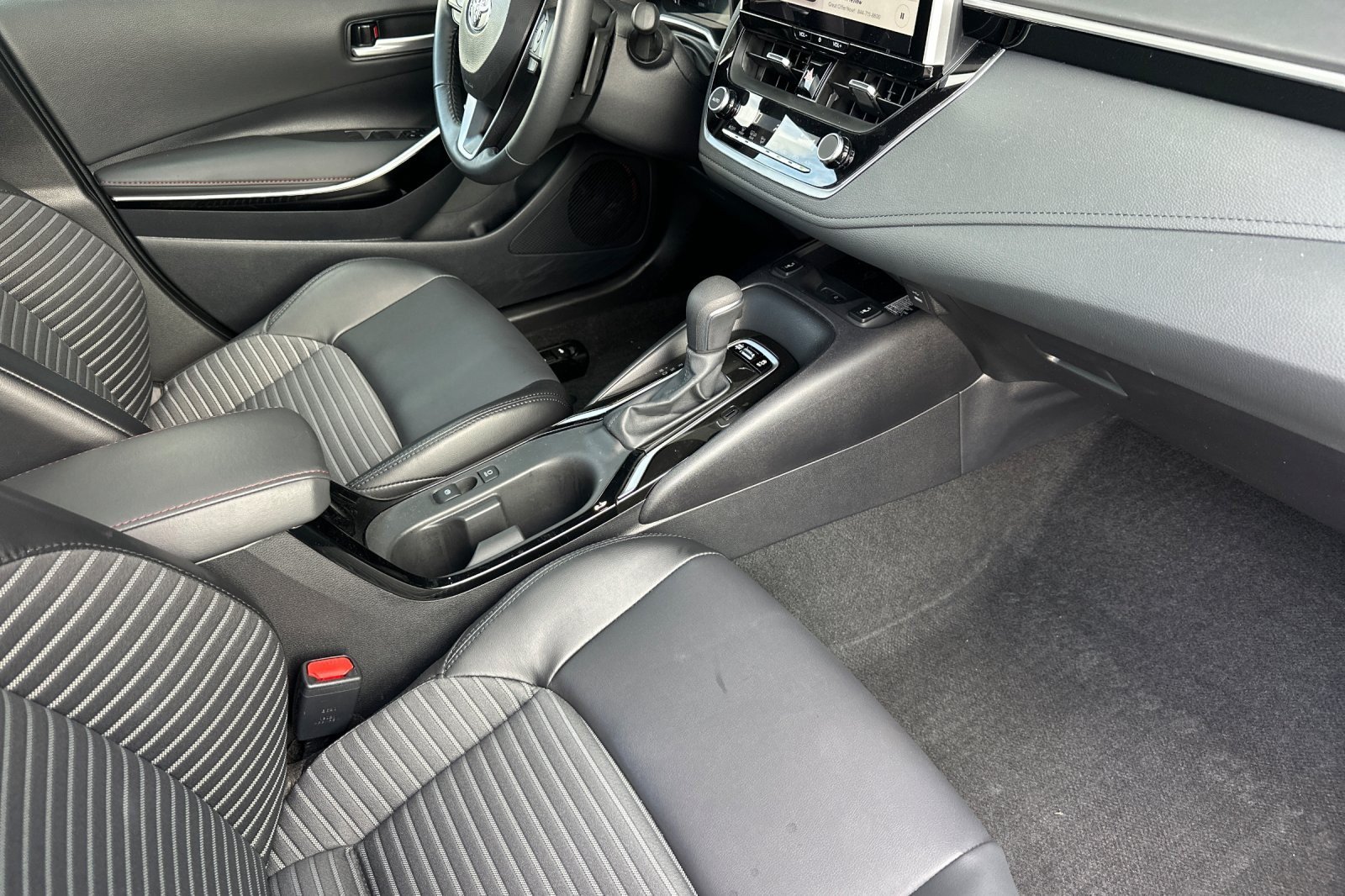 Used 2025 Toyota Corolla XSE FWD image 14