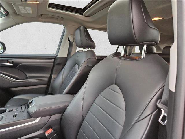 Used 2020 Toyota Highlander XLE image 18