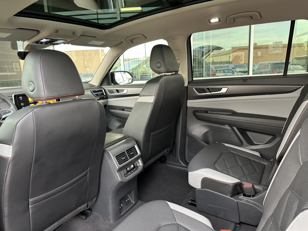 Used 2024 Volkswagen Atlas Peak Edition SE AWD/4WD image 33