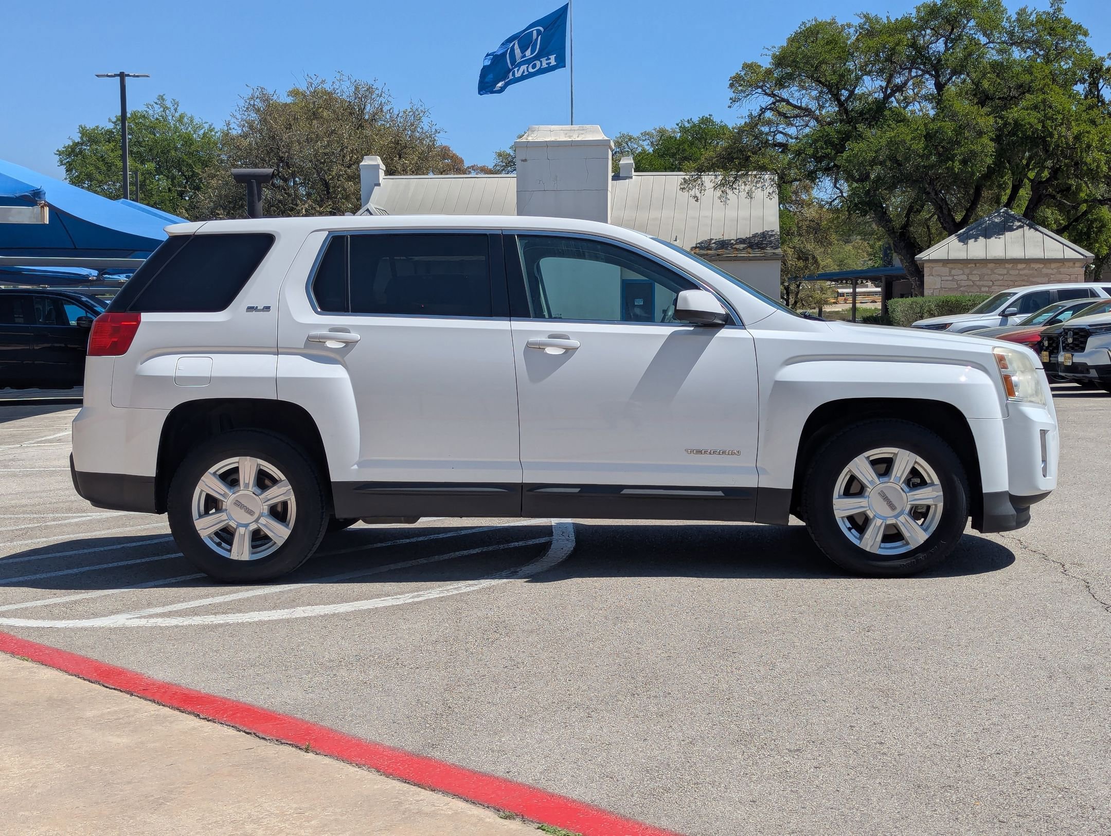 Used 2015 GMC Terrain SLE image 2