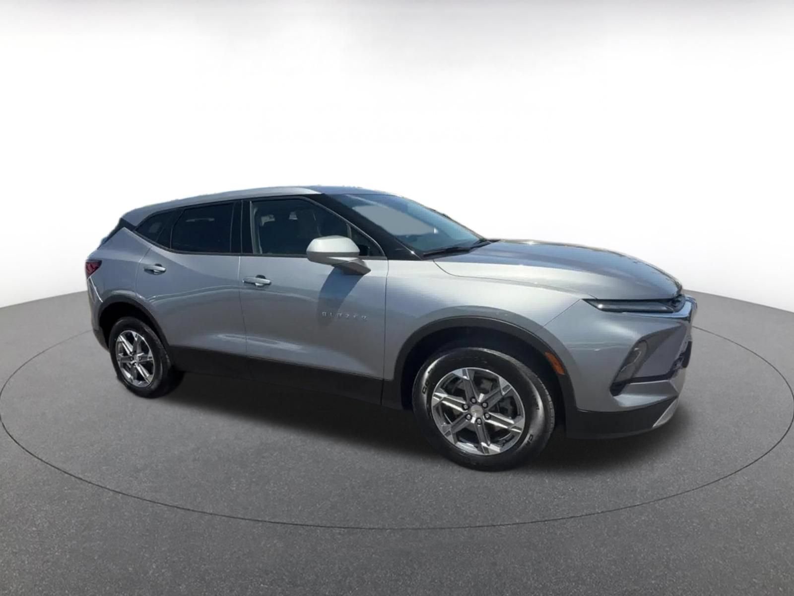 Used 2025 Chevrolet Blazer LT FWD image 2