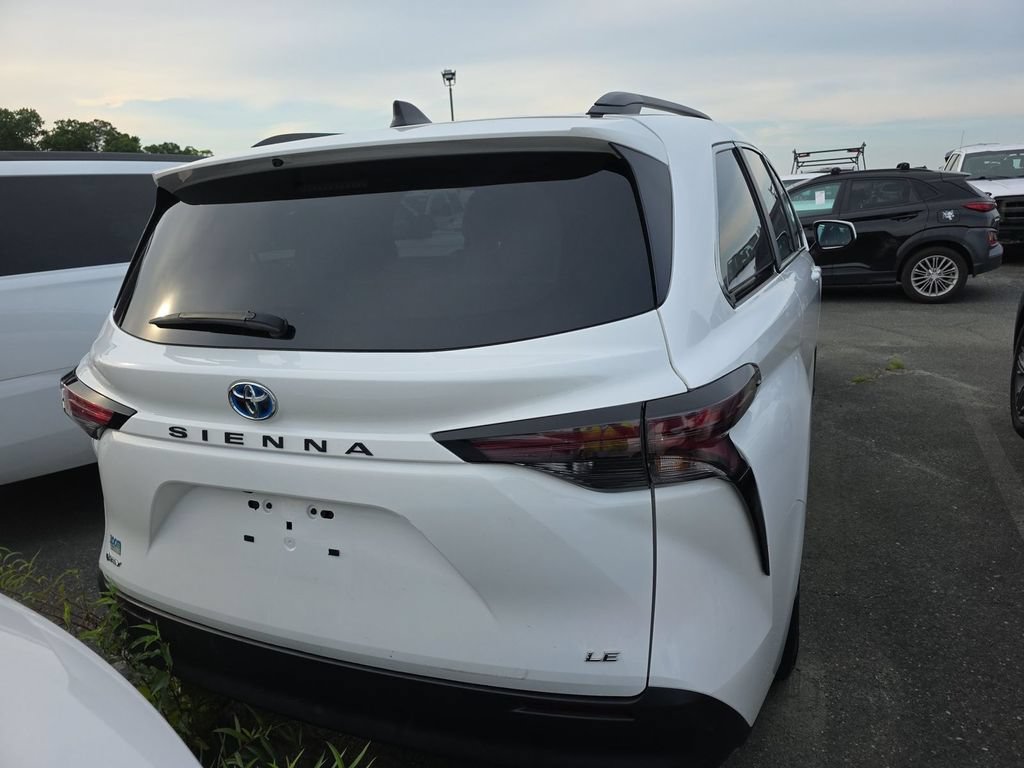 Used 2025 Toyota Sienna LE w/ LE Plus Package FWD image 5