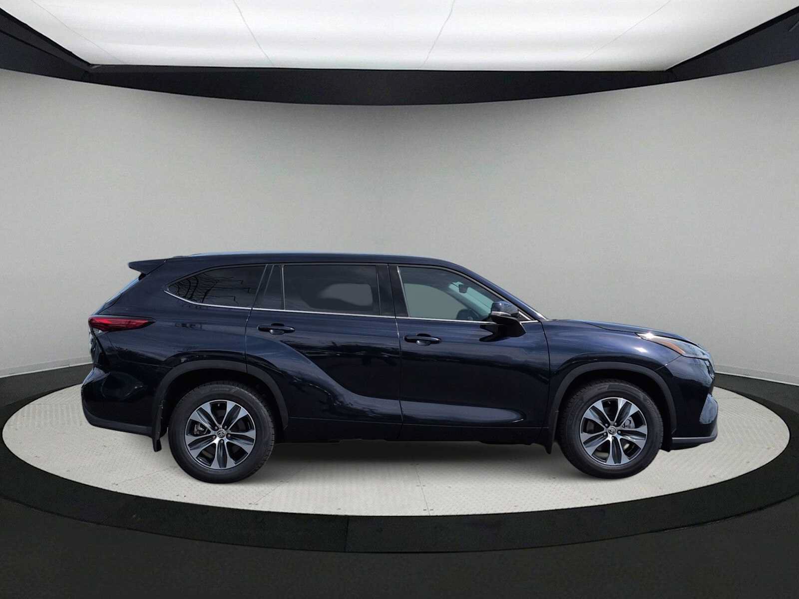Used 2021 Toyota Highlander XLE AWD/4WD image 9