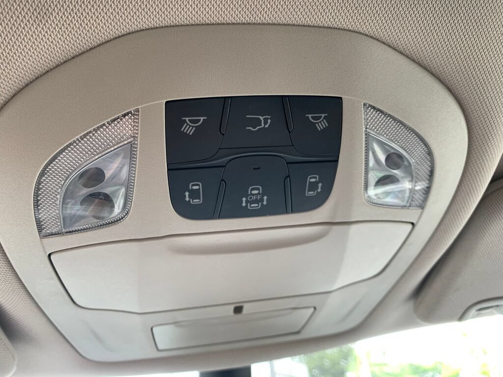 Used 2023 Chrysler Pacifica Touring-L FWD image 20