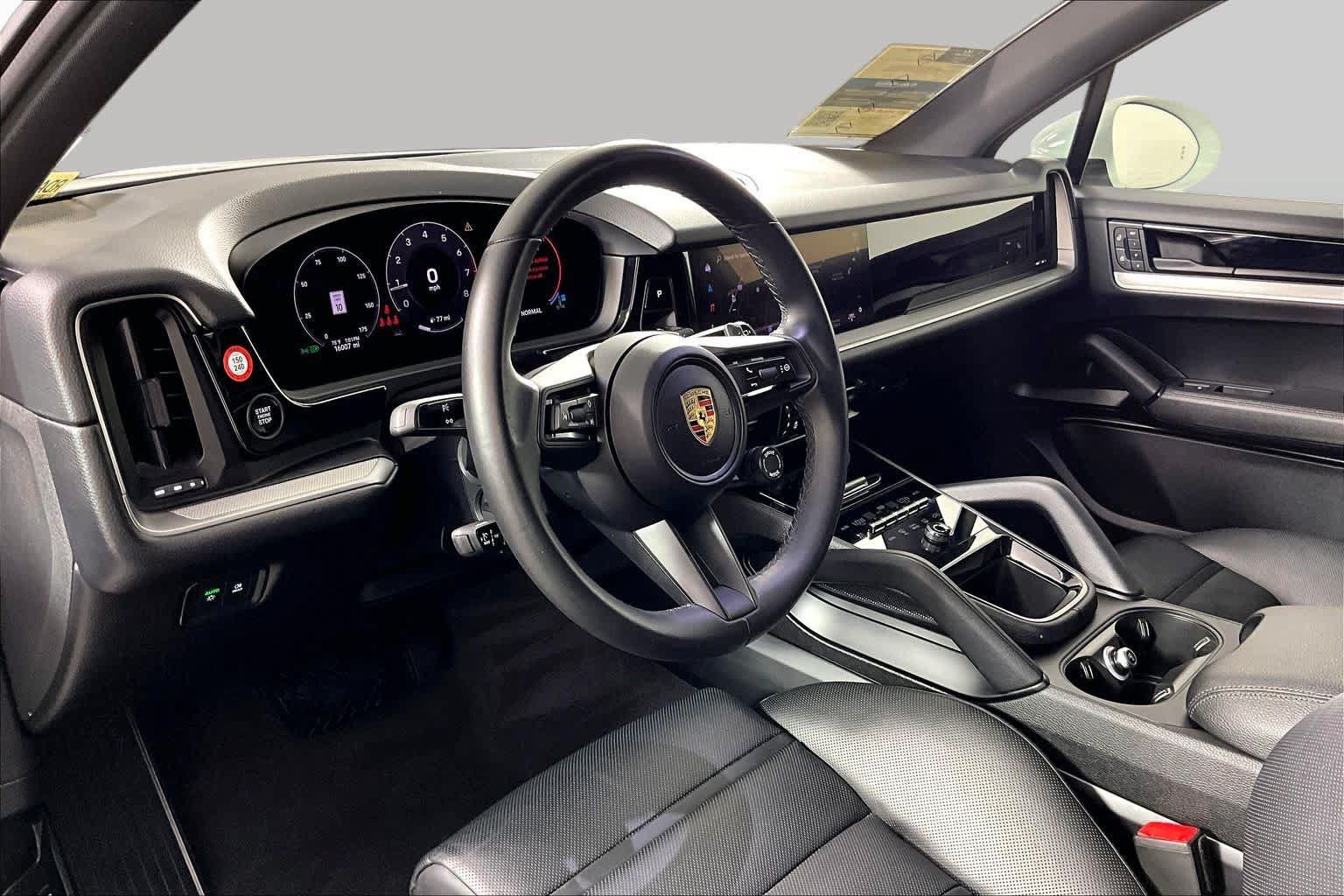 Used 2024 Porsche Cayenne AWD/4WD image 16