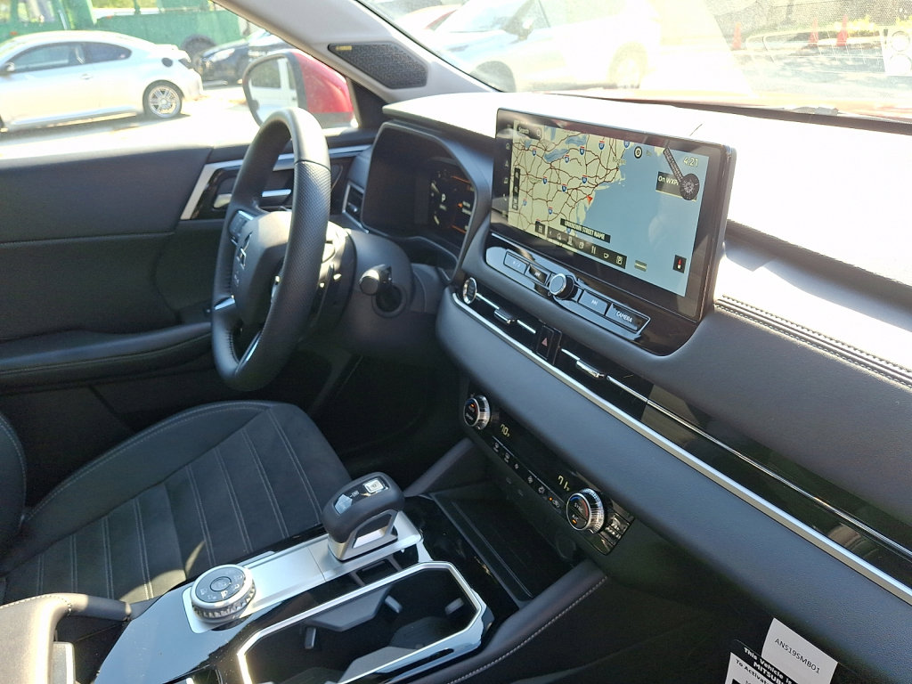 Used 2025 Mitsubishi Outlander SE AWD/4WD image 12