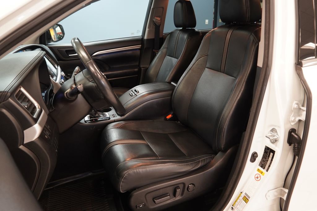 Used 2018 Toyota Highlander SE image 3