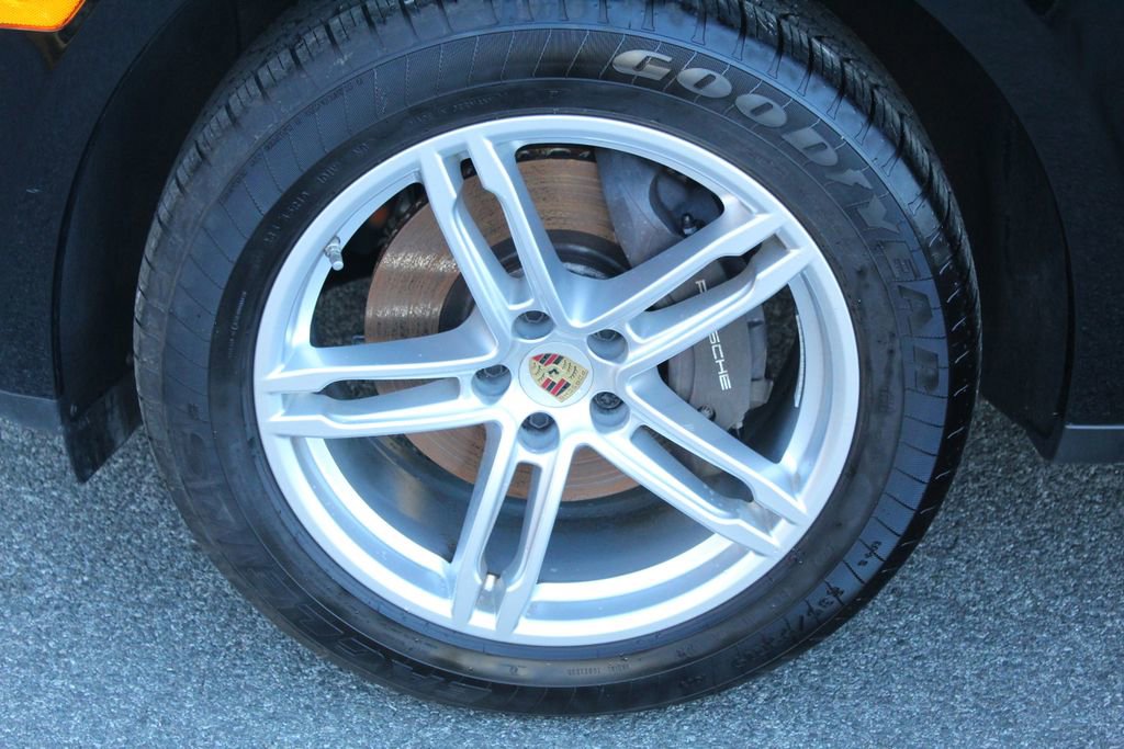 Certified 2025 Porsche Macan image 15