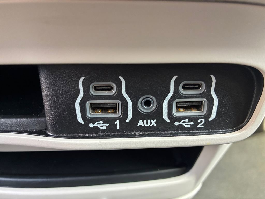 Used 2024 Chrysler Pacifica Select image 6
