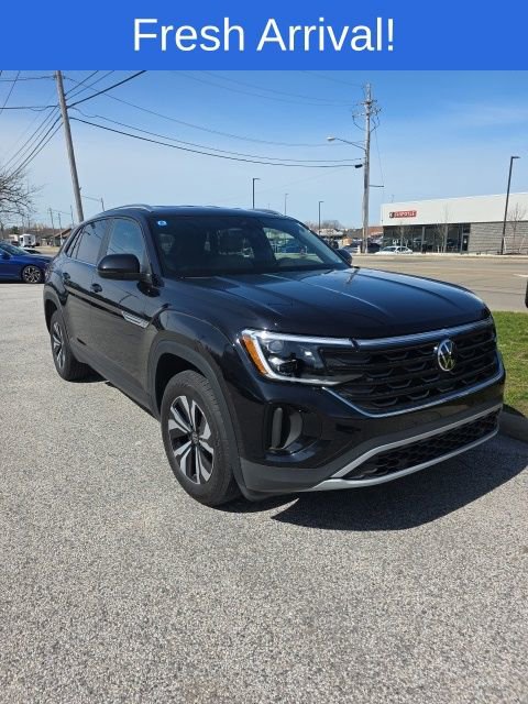Used 2024 Volkswagen Atlas Cross Sport SE w/ Adventure Package image 2