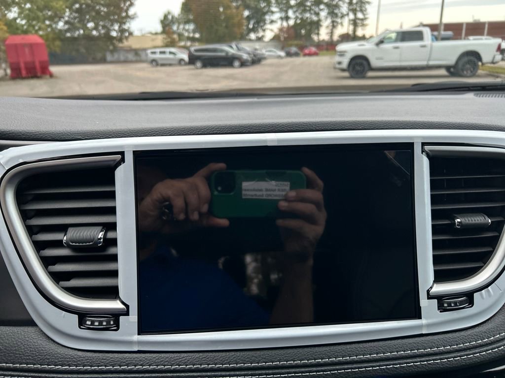 New 2026 Chrysler Pacifica Select image 16