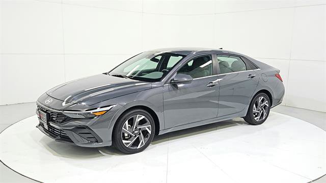 Used 2025 Hyundai Elantra SEL FWD image 3