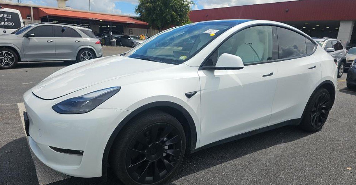 Used 2023 Tesla Model Y Long Range AWD/4WD image 1