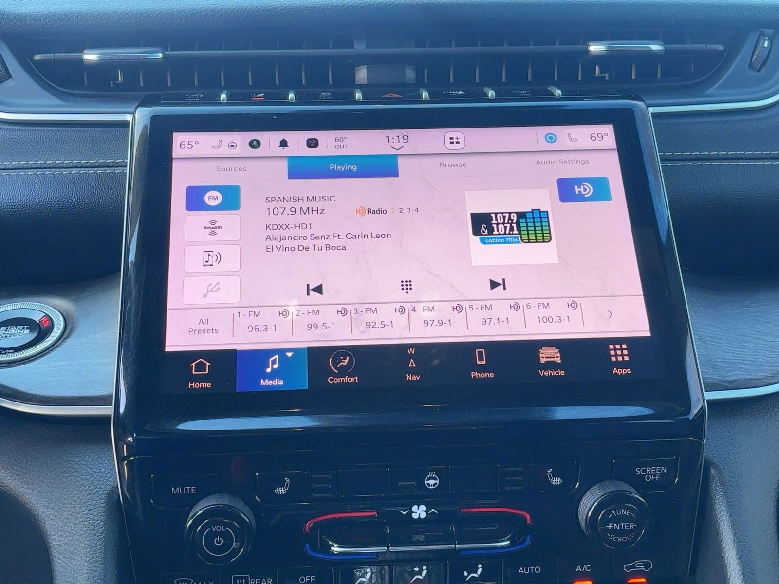 Used 2025 Jeep Grand Cherokee Limited w/ Black Appearance Package image 23