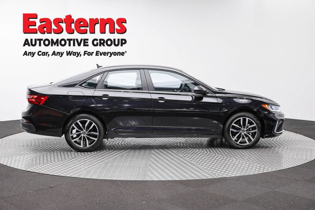 Used 2025 Volkswagen Jetta SE FWD image 4