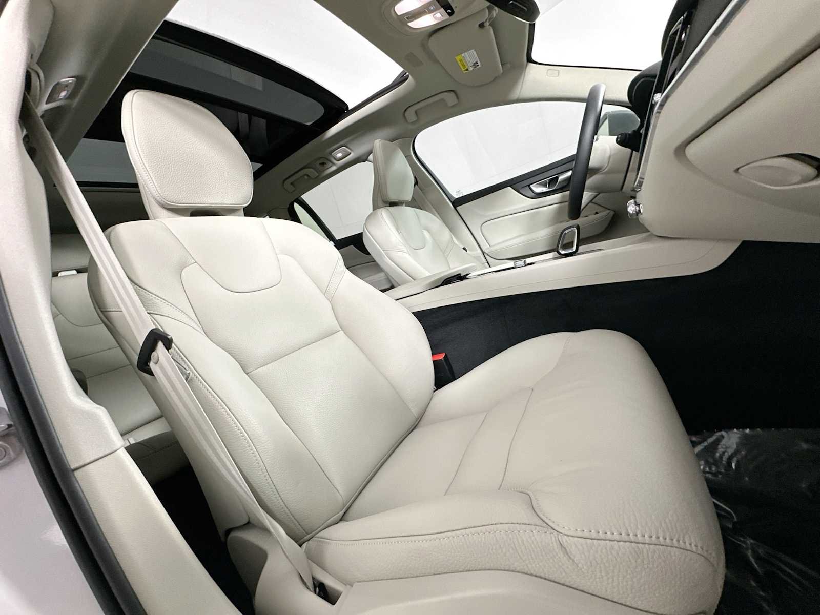 Used 2025 Volvo V60 B5 Cross Country Plus w/ Protection Package Premier image 26