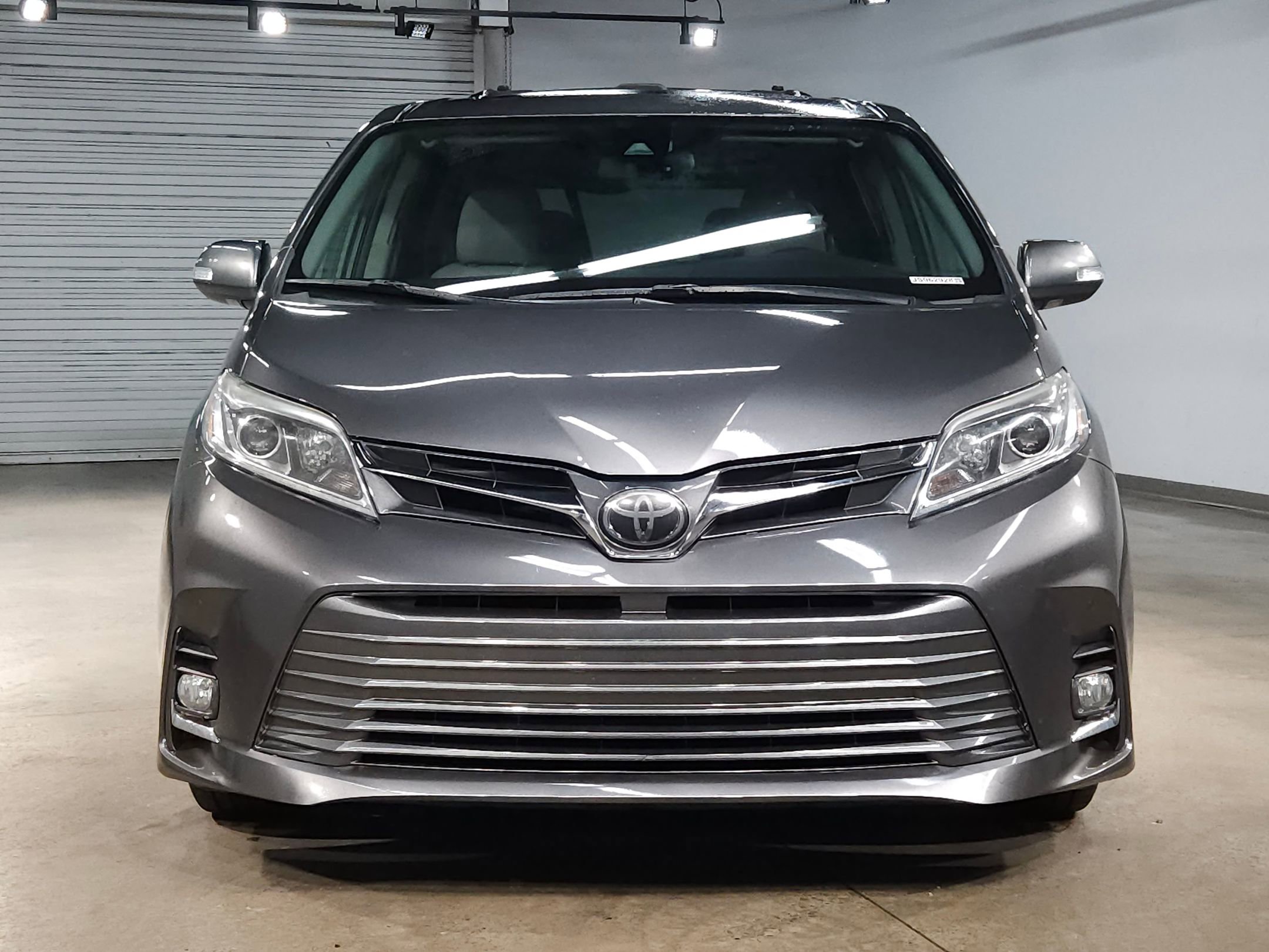 Used 2018 Toyota Sienna Limited image 2
