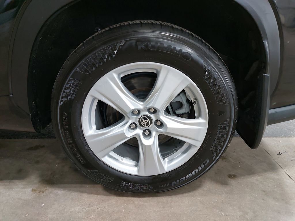 Used 2023 Toyota Highlander LE AWD/4WD image 34