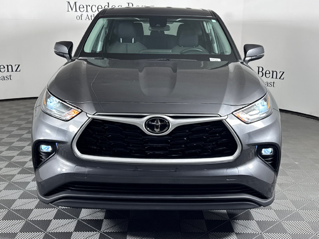 Used 2023 Toyota Highlander LE FWD image 2