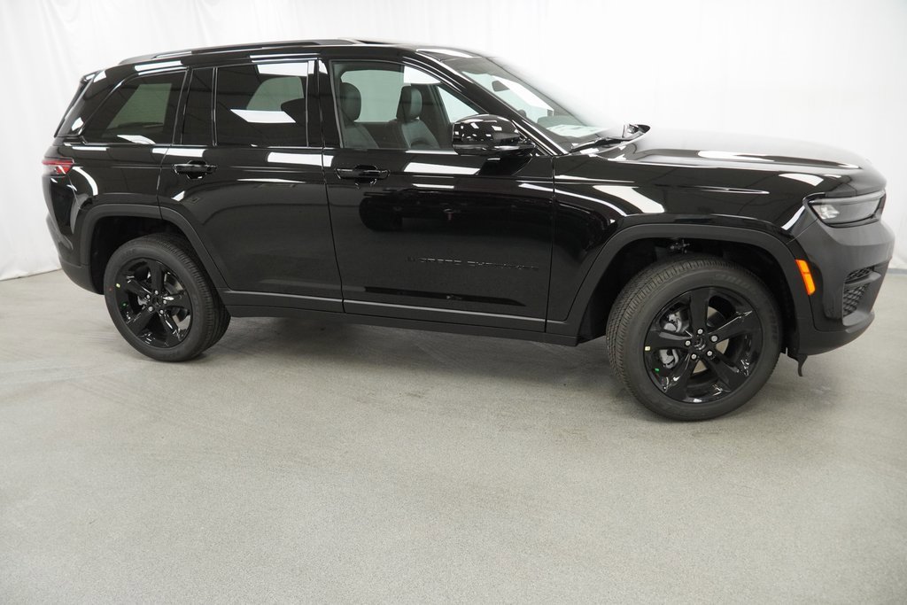 New 2025 Jeep Grand Cherokee Laredo image 9