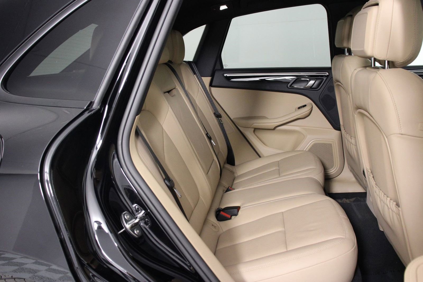 Certified 2025 Porsche Macan image 32