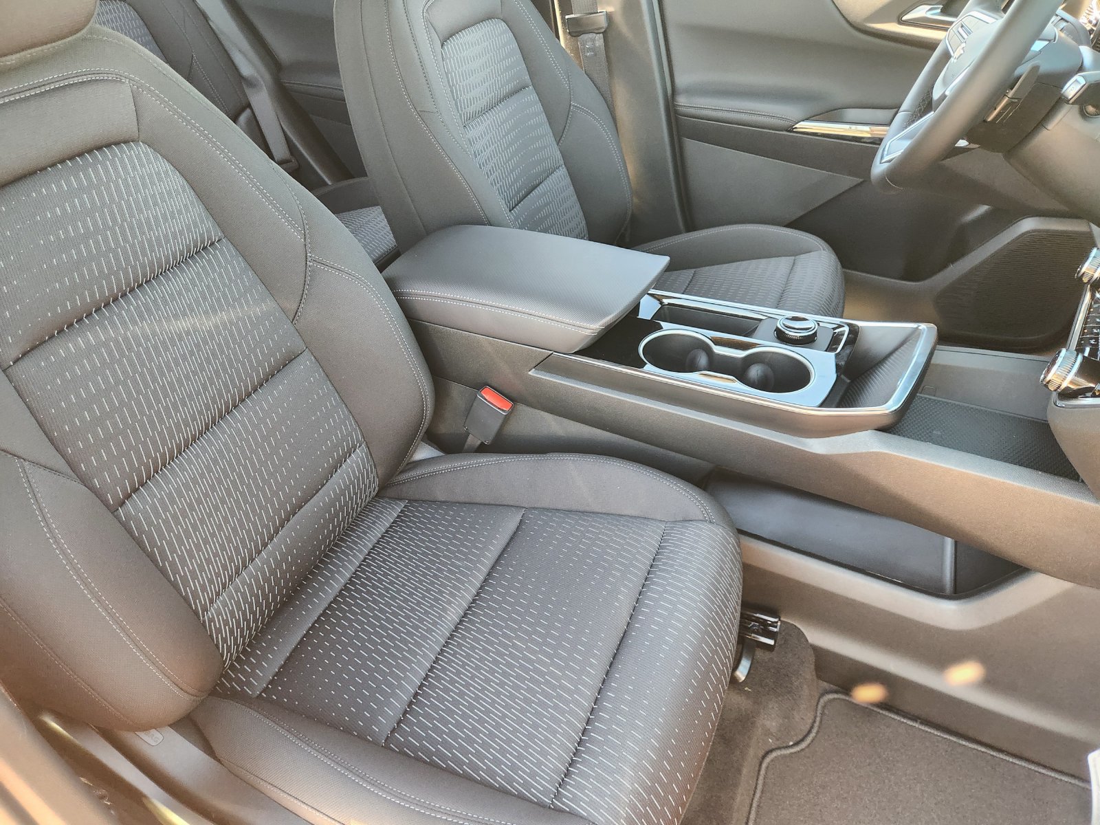 New 2027 Chevrolet Equinox LT w/ Safety and Technology Package FWD image 14