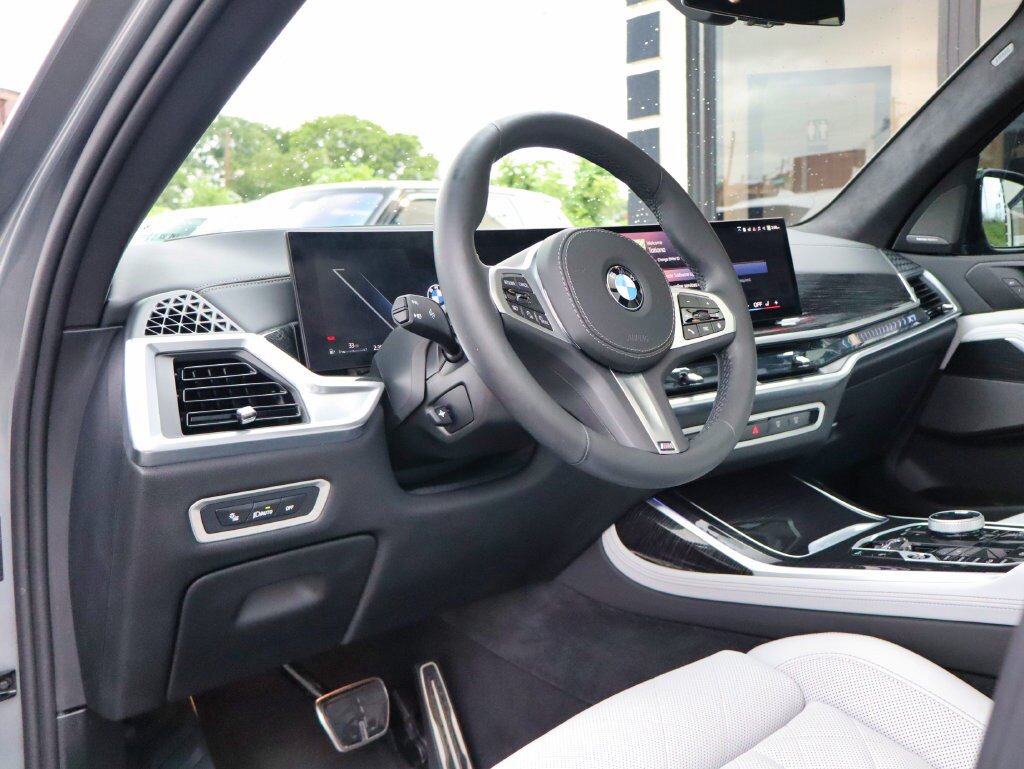 Used 2025 BMW X7 xDrive40i w/ M Sport Package AWD/4WD image 19