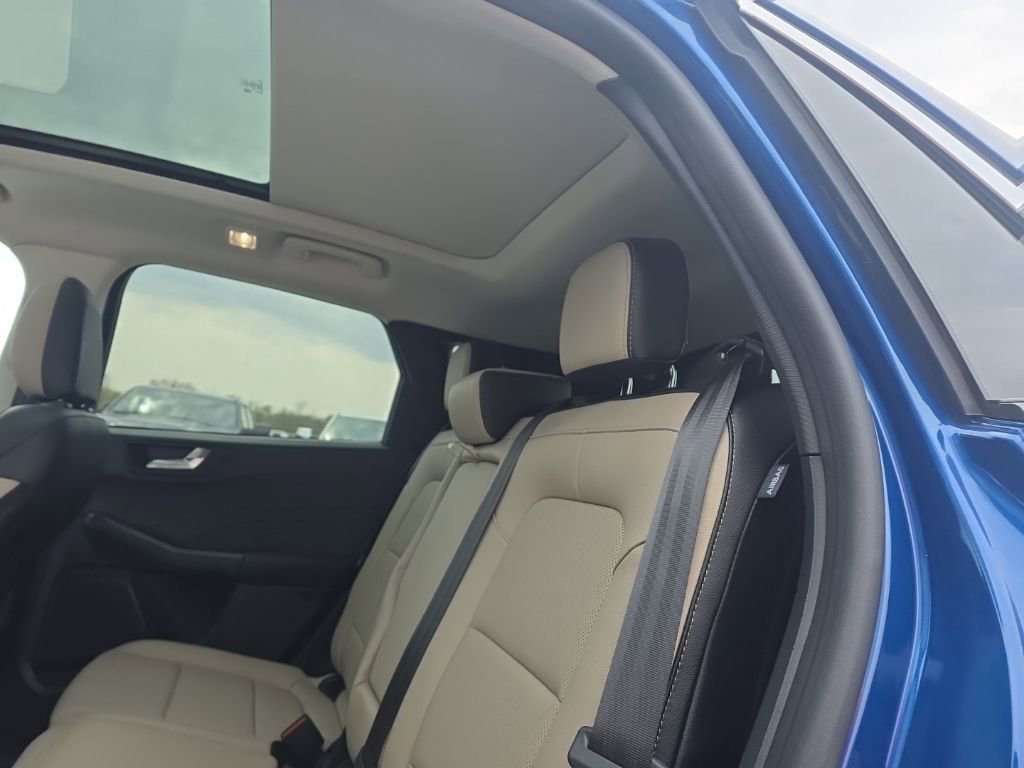 Used 2022 Ford Escape Titanium w/ Class II Trailer Tow Package image 12