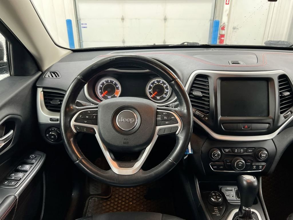 Used 2015 Jeep Cherokee Trailhawk AWD/4WD image 11