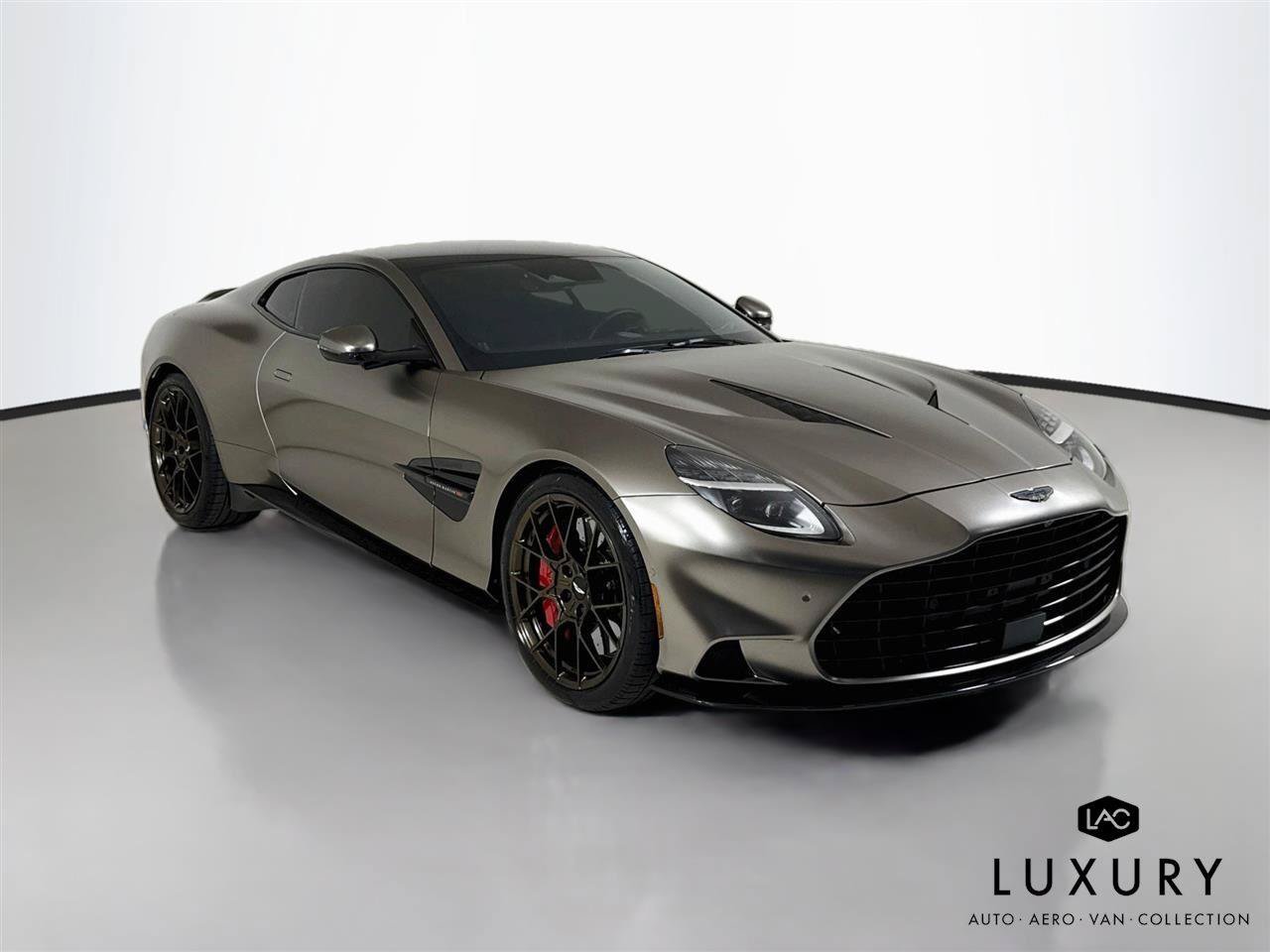 Used 2025 Aston Martin Vanquish RWD image 3