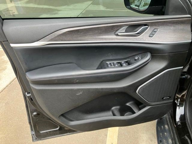 Used 2024 Jeep Grand Cherokee Limited w/ Luxury Tech Group II AWD/4WD image 7