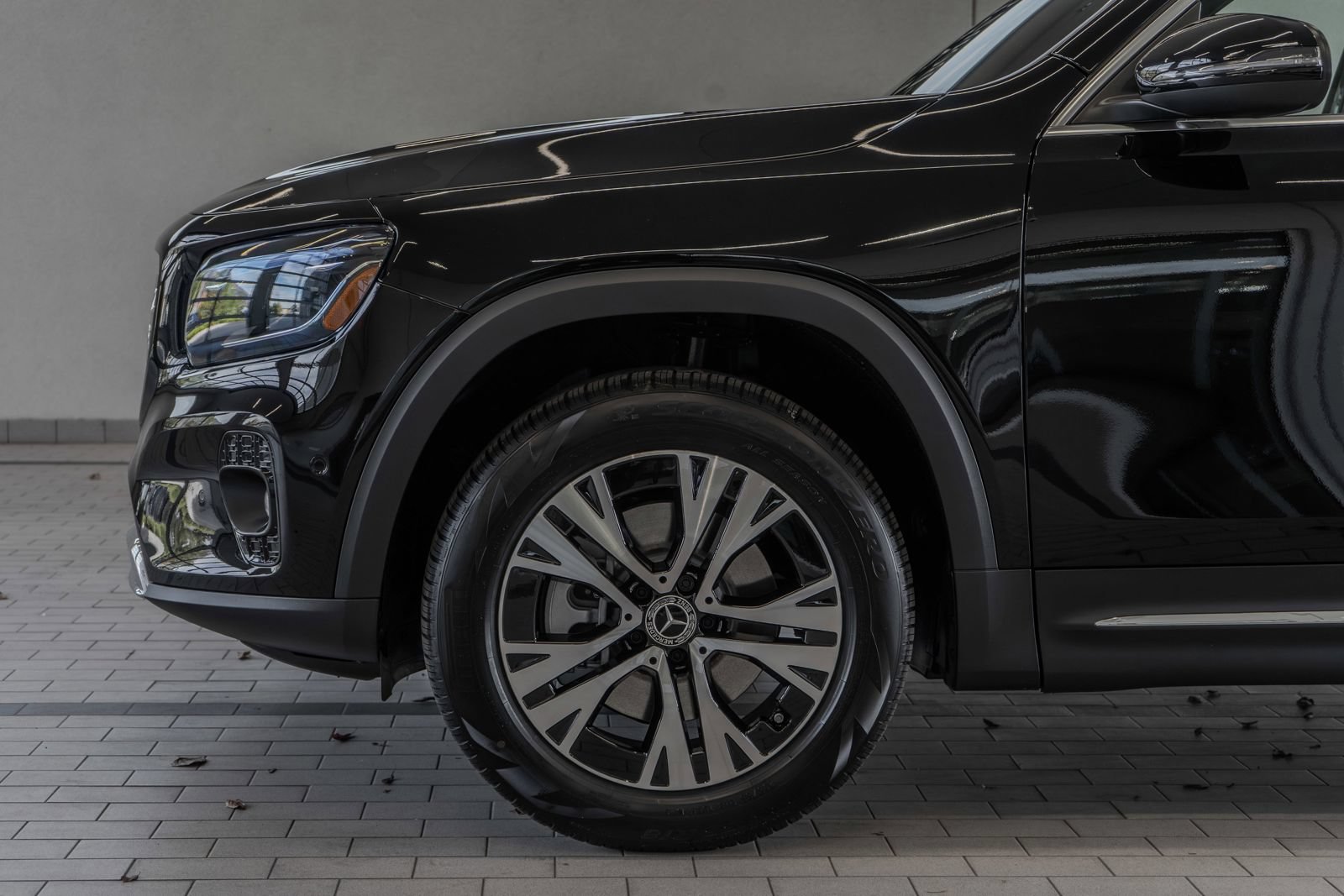 Used 2026 Mercedes-Benz GLB 250 4MATIC image 4