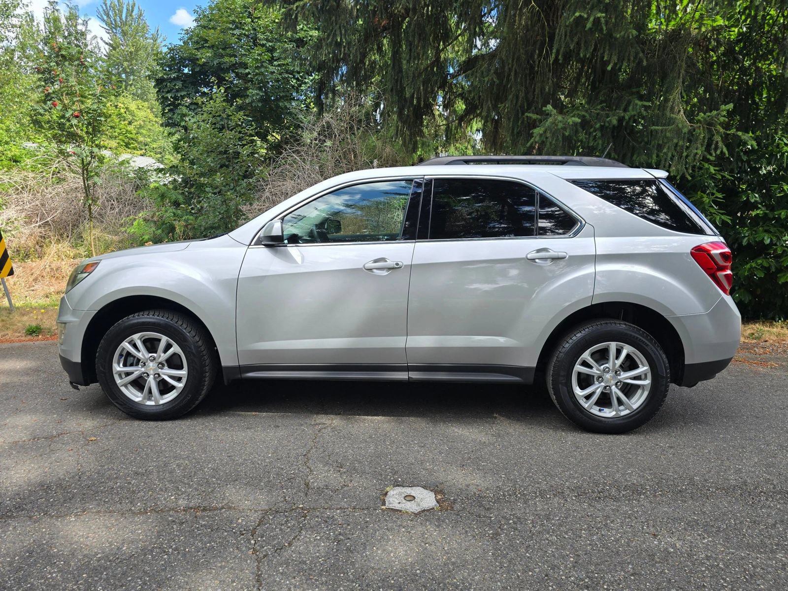 Used 2017 Chevrolet Equinox LT FWD image 2
