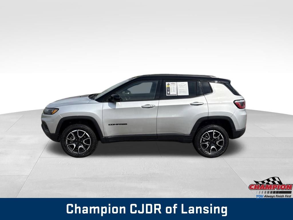 Used 2025 Jeep Compass Trailhawk AWD/4WD image 4