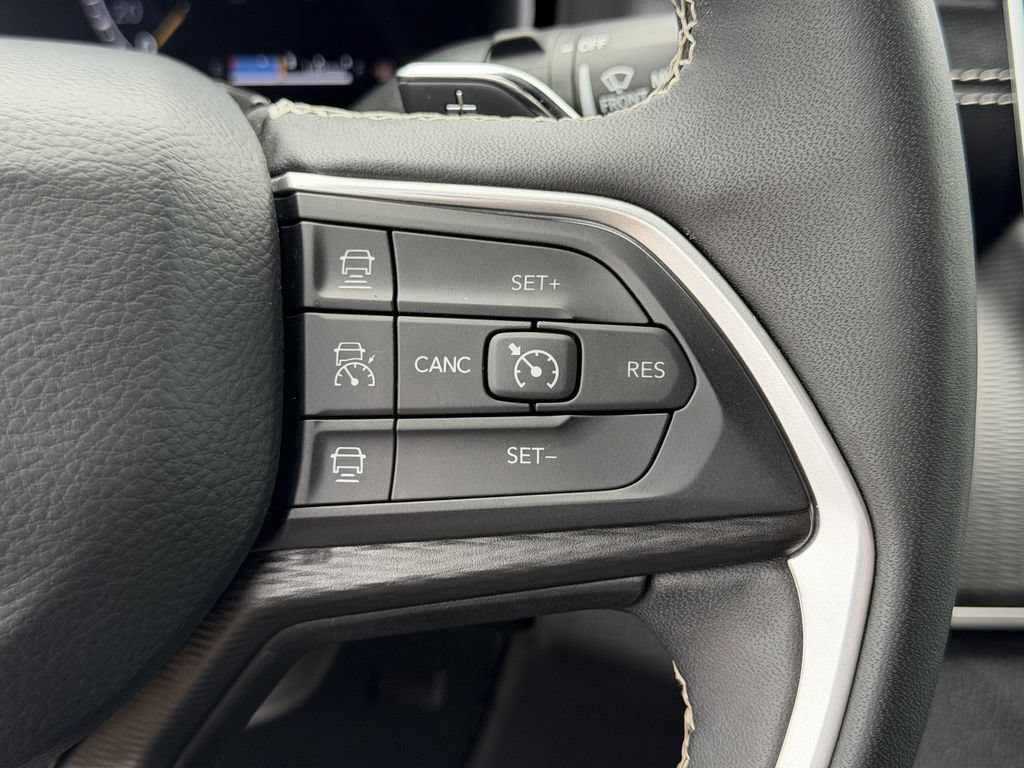 Used 2025 Jeep Grand Cherokee Altitude AWD/4WD image 23