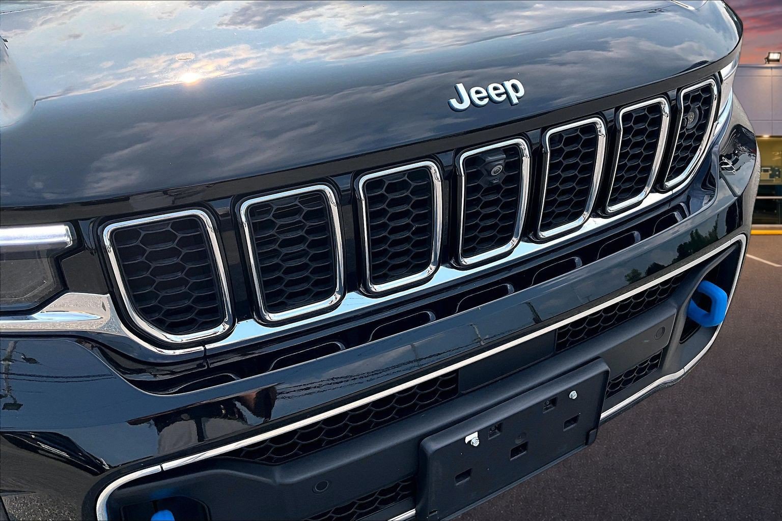 Used 2025 Jeep Grand Cherokee Overland w/ Advanced Protech Group III AWD/4WD image 28