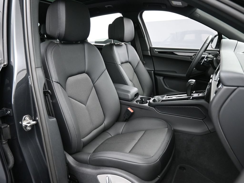 Certified 2025 Porsche Macan AWD/4WD image 31