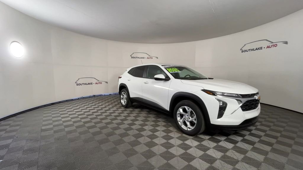 Used 2025 Chevrolet Trax LS w/ LS Convenience Package image 2