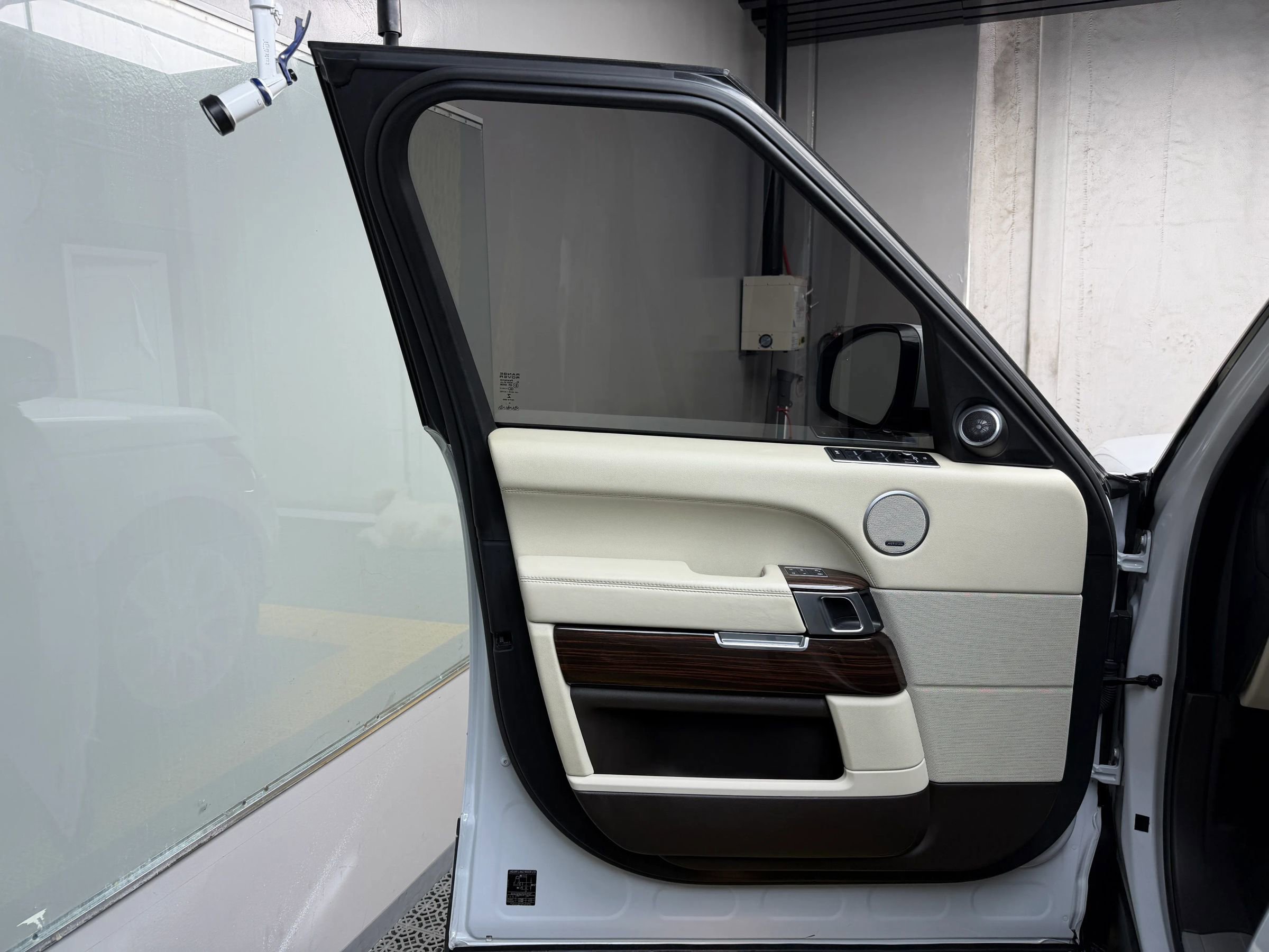 Used 2017 Land Rover Range Rover HSE image 11