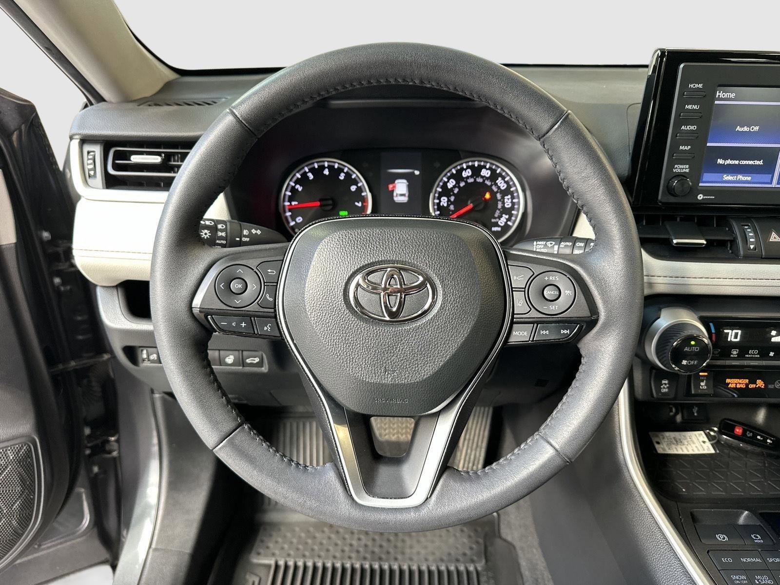 Used 2022 Toyota RAV4 XLE Premium image 11