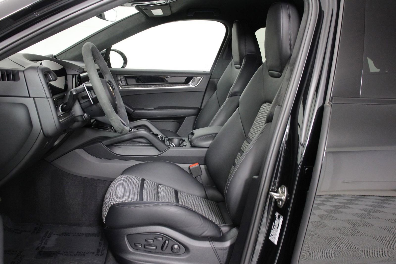 Certified 2025 Porsche Cayenne S image 5