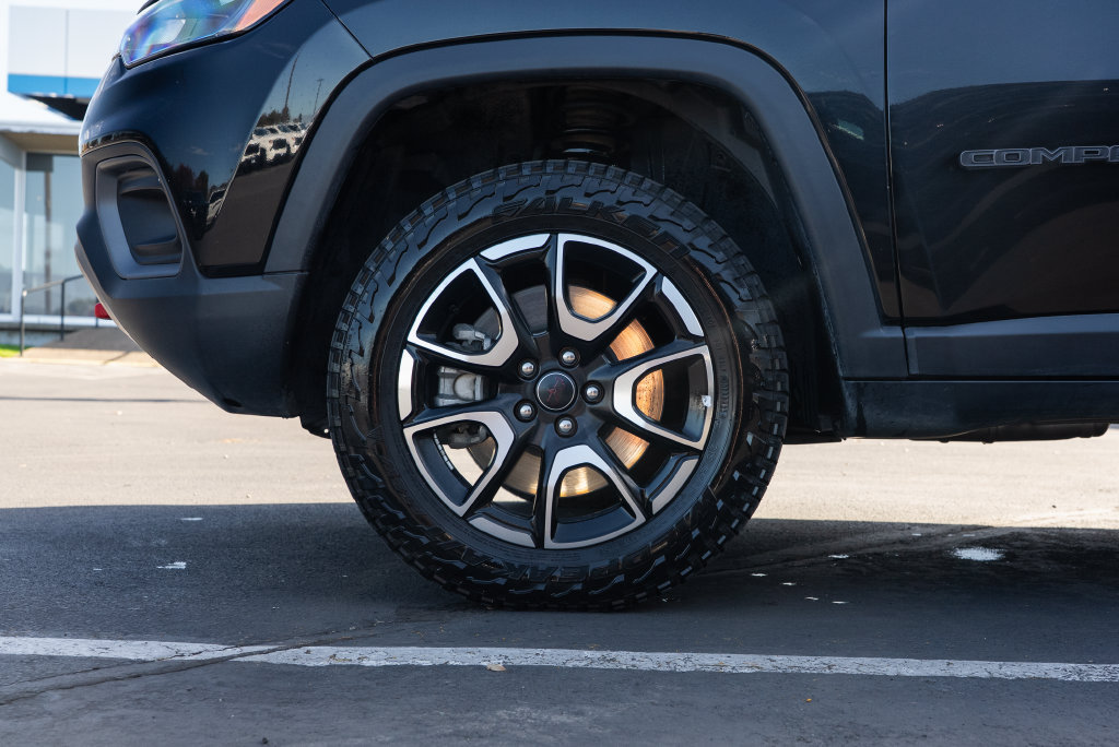 Used 2025 Jeep Compass Trailhawk AWD/4WD image 7