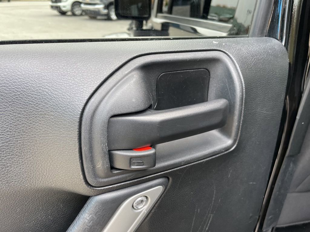 Used 2017 Jeep Wrangler Unlimited Sahara w/ Connectivity Group image 38