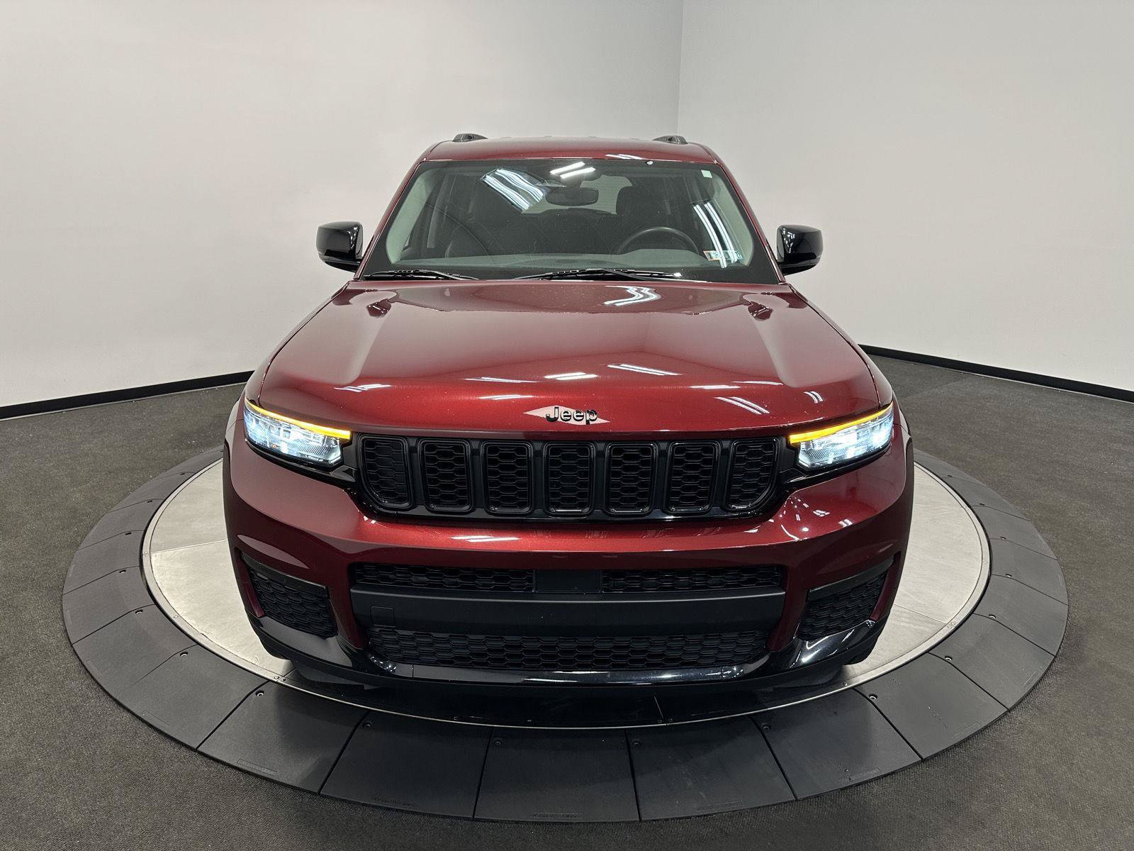 Used 2023 Jeep Grand Cherokee L Limited w/ Black Appearance Package AWD/4WD image 3