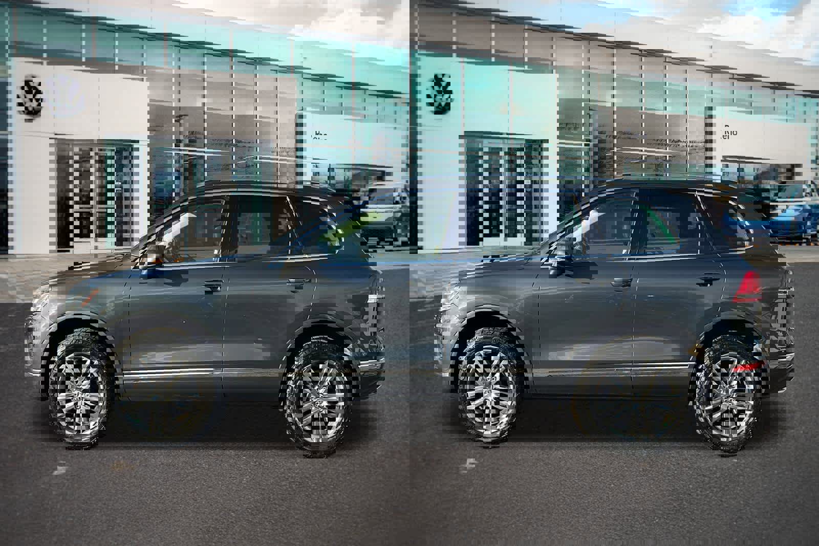 Used 2016 Volkswagen Touareg TDI image 8