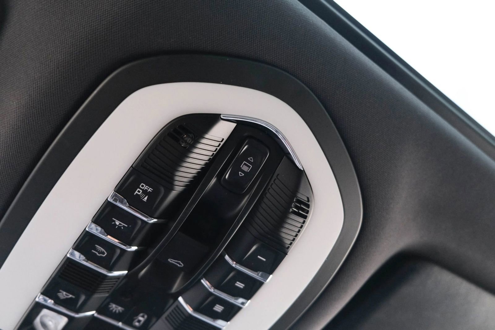 Used 2022 Porsche Macan w/ Premium Package Plus AWD/4WD image 43