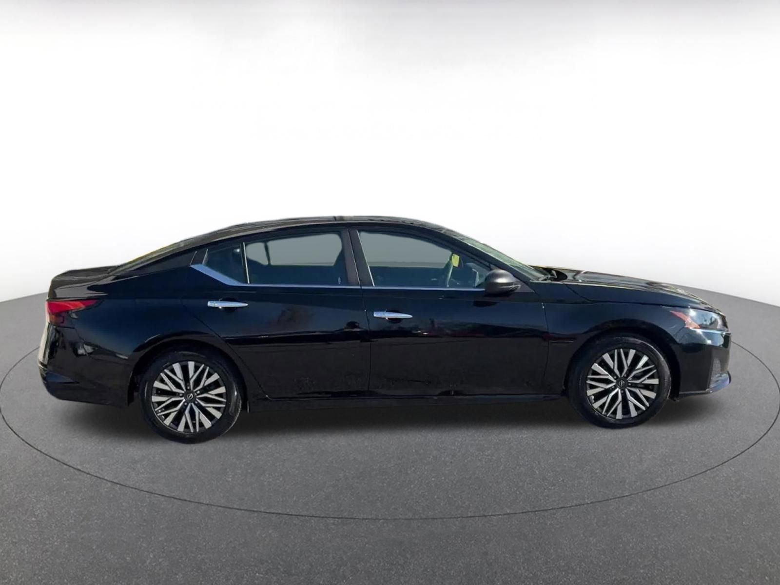 Used 2025 Nissan Altima 2.5 SV FWD image 16