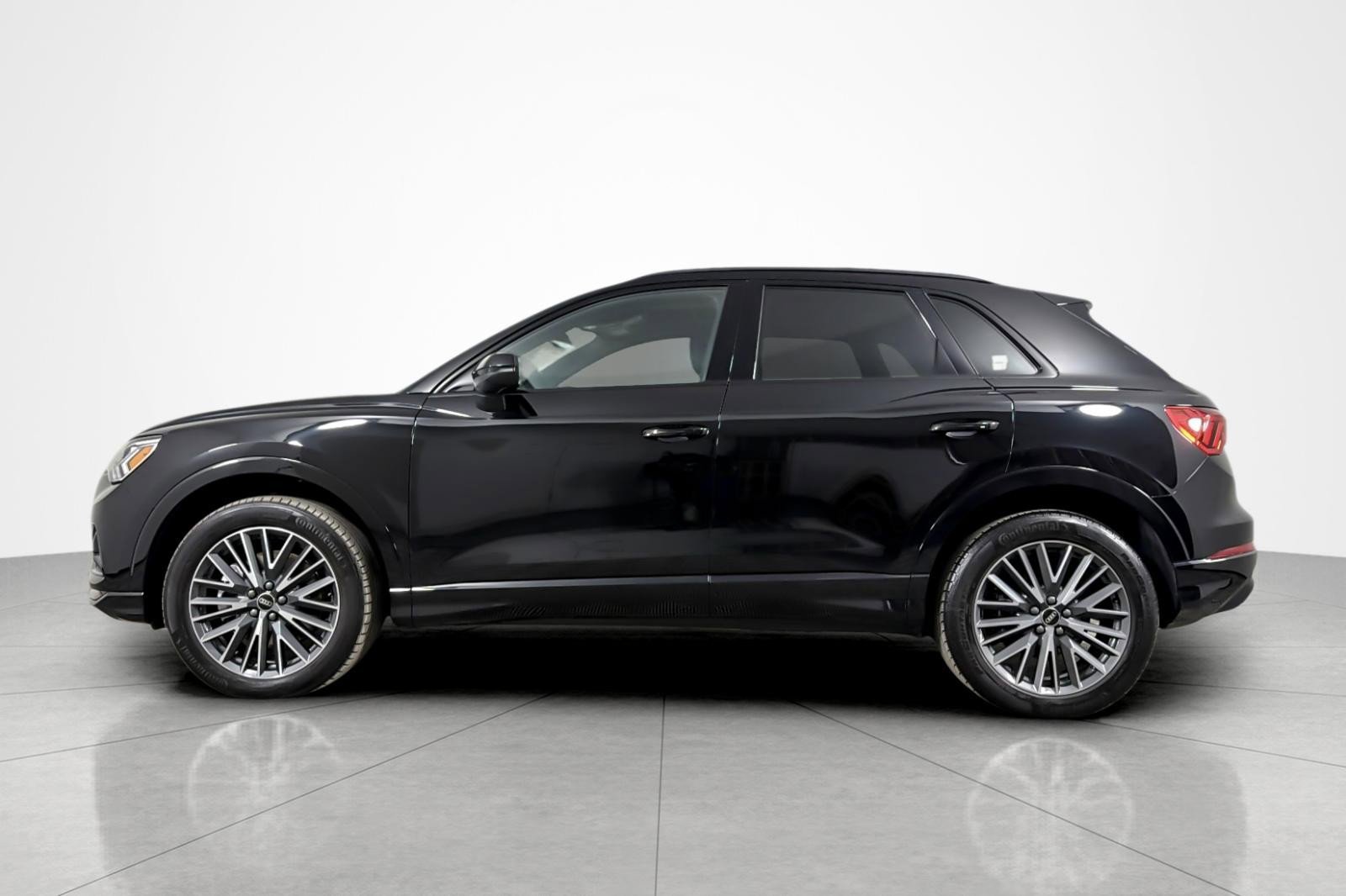 Used 2023 Audi Q3 2.0T Premium w/ Convenience Package AWD/4WD image 2