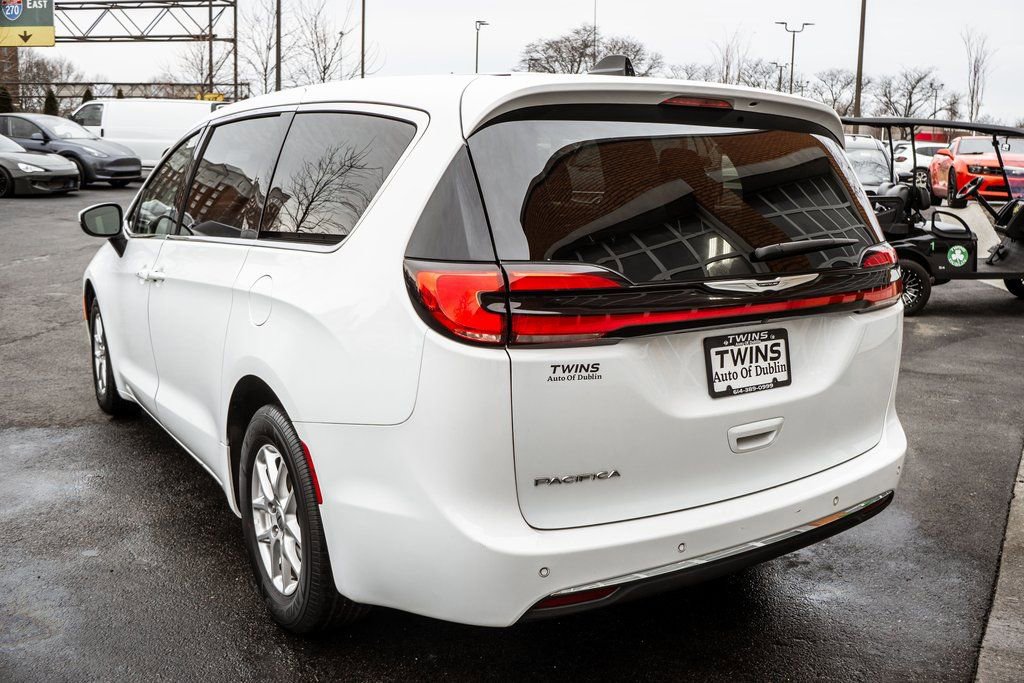 Used 2023 Chrysler Pacifica Touring-L FWD image 46